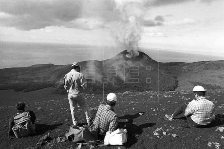 Imagen de archivo tomada el 28 de octubre de 1971 durante la erupción del volcán Teneguía / EFE Jacinto Maillo